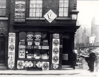 Affiches publicitaires sur un magasin de North Street, Leeds, vers 1895-1900